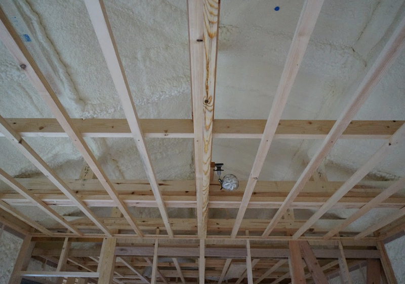 屋根裏の断熱吹付け工事の後に、天井下地を組む