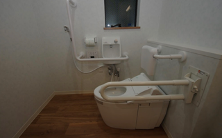 シャワー室と一体で利用できる、洗面室内のトイレ