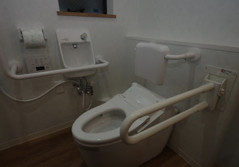 シャワー室と一体で利用できる洗面室内のトイレ