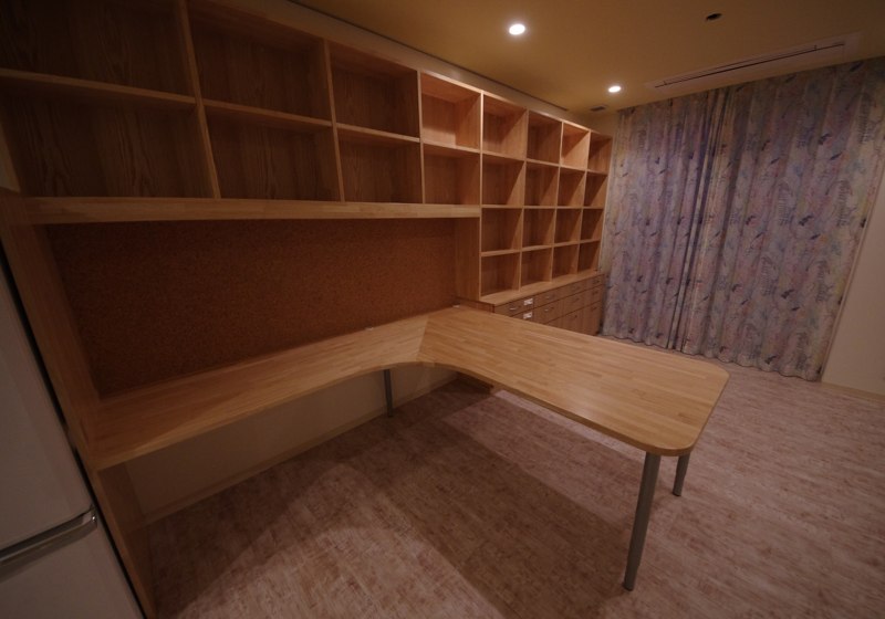 間口５ｍ、本棚にＬ型テーブルを組み込んだ家具