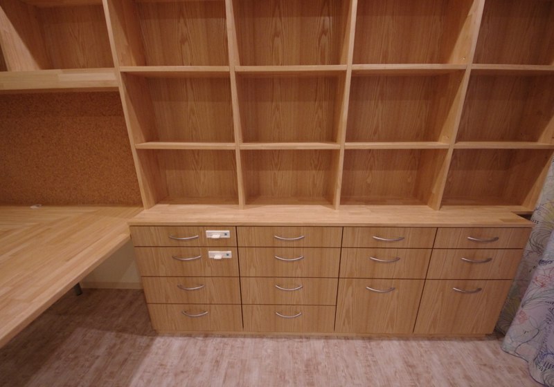 間口５ｍ、本棚にＬ型テーブルを組み込んだ家具