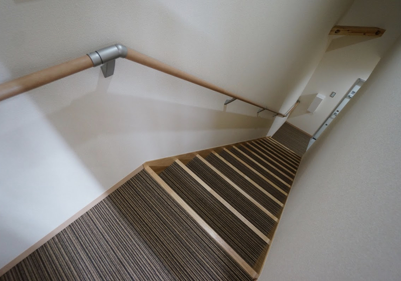 階段を「１階と２階とを繋げる段差」としてデザインする
