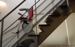 曲線型階段昇降機を、開放的なスチール階段に