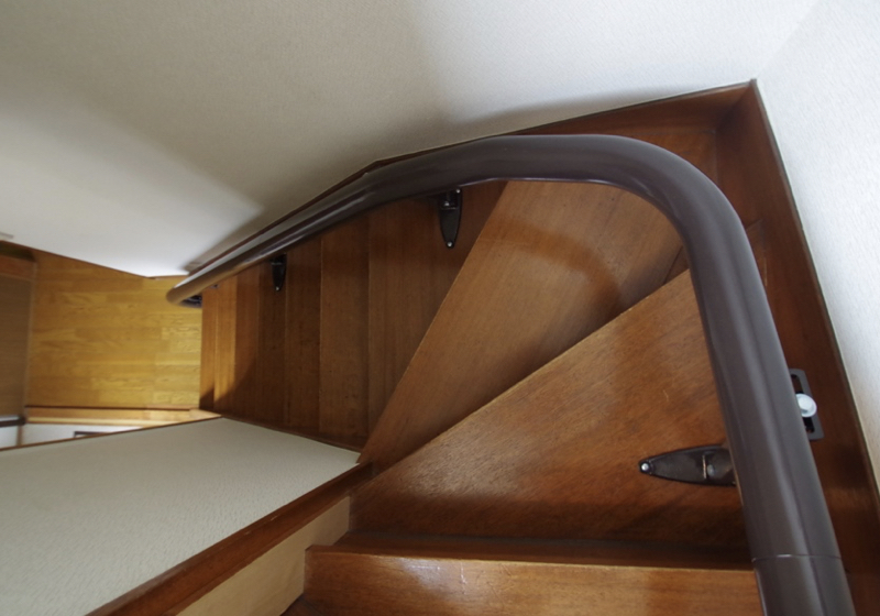 コの字型の階段を 曲線型階段昇降機で昇降する 9984 アニティデザイン