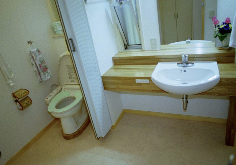 洗面室 - トイレとの壁取りスペース拡大