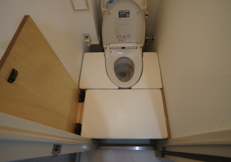 「跳上げ式移乗台」を取り付けたトイレ