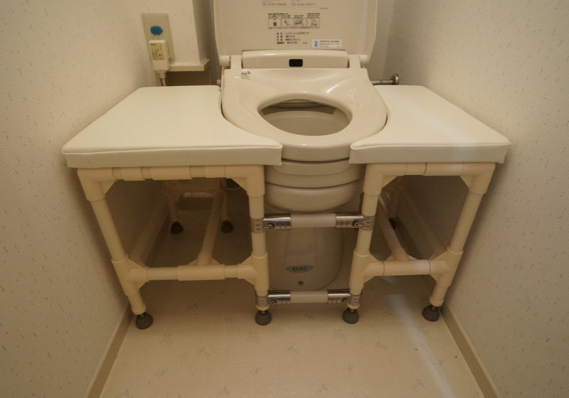 「跳上げ式移乗台」を取り付けたトイレ