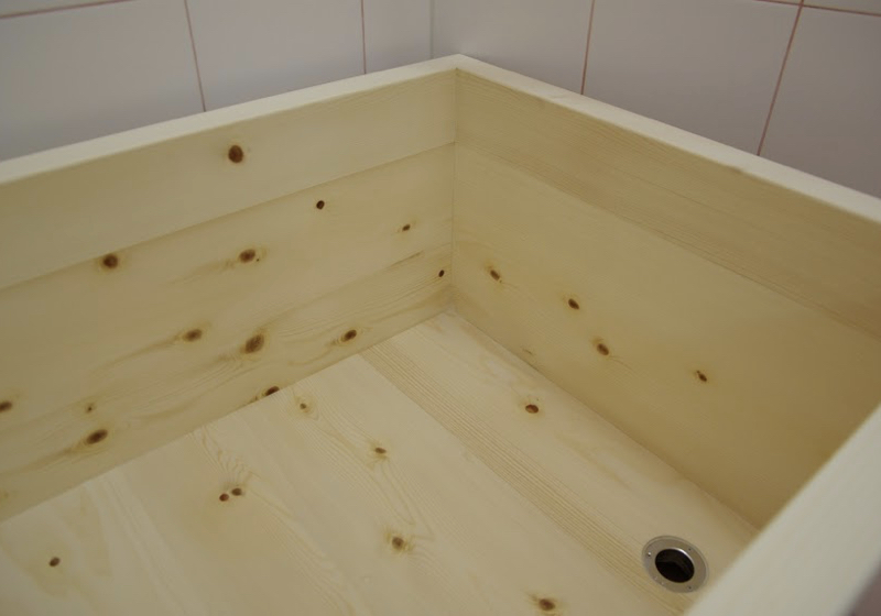 シャワー浴できる浴室に、またぎやすい木製浴槽を『後から』設置
